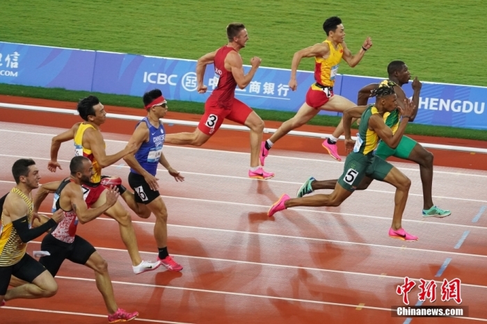 8月2日，第31屆世界大學(xué)生夏季運(yùn)動(dòng)會(huì)男子100米決賽在四川成都舉行，牙買加選手GOLDSON Kadrian dwayne(右一)以10秒04奪得男子百米冠軍。<a target='_blank' href='/'><p  align=