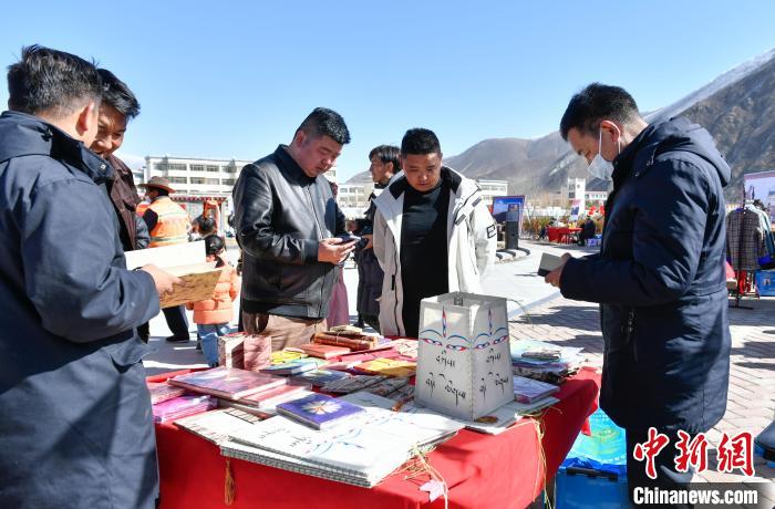 圖為展銷會(huì)現(xiàn)場(chǎng)?！∝暩聛硭?攝