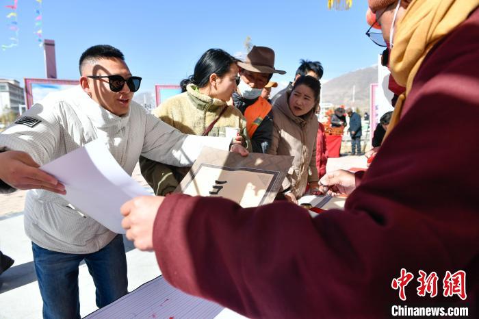 圖為展銷會(huì)現(xiàn)場(chǎng)?！∝暩聛硭?攝