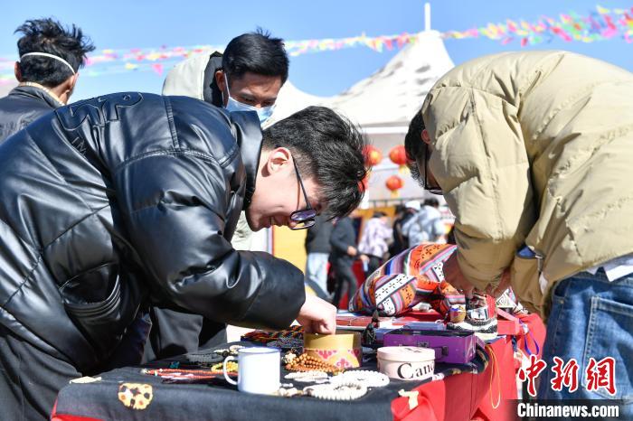 圖為展銷會(huì)現(xiàn)場(chǎng)?！∝暩聛硭?攝