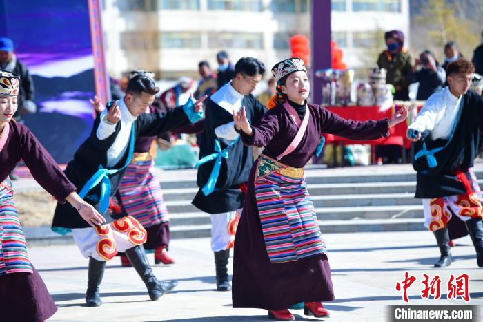 圖為藝術(shù)團(tuán)表演“扎西果諧”?！∝暩聛硭?攝