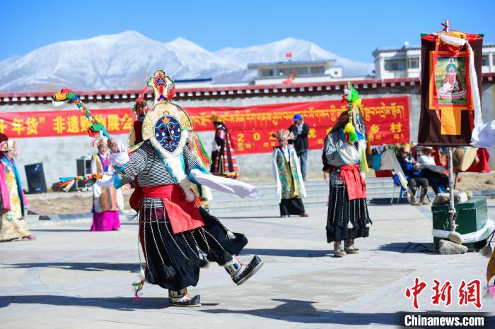 圖為藏戲非遺展演現(xiàn)場(chǎng)?！∝暩聛硭?攝