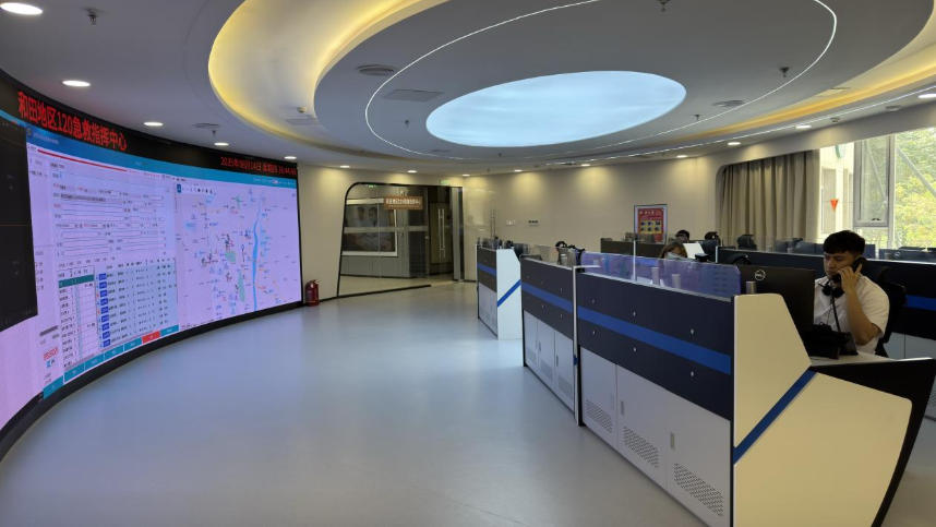 和田地區(qū)120急救指揮中心。人民網(wǎng)記者 焦磊攝